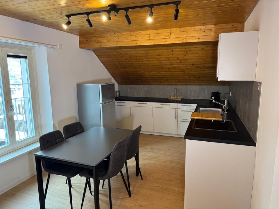 Kitchen or kitchenette, Dining area