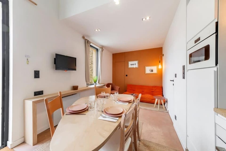 Communal lounge/ TV room, TV and multimedia, Living room, Seating area, Dining area