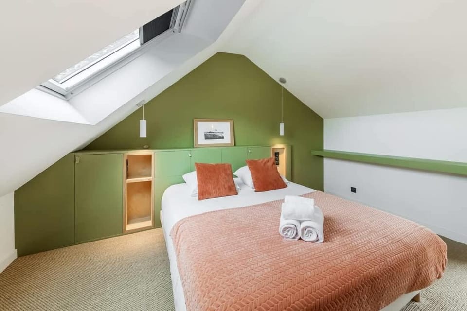 Bed, Photo of the whole room, Bedroom, towels