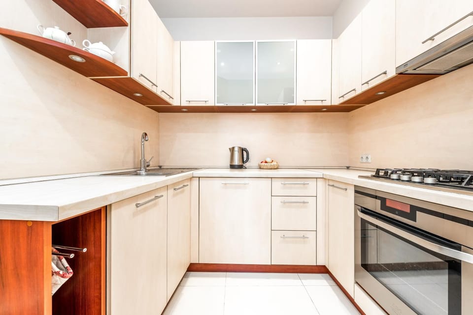 Kitchen or kitchenette, dishwasher, stove
