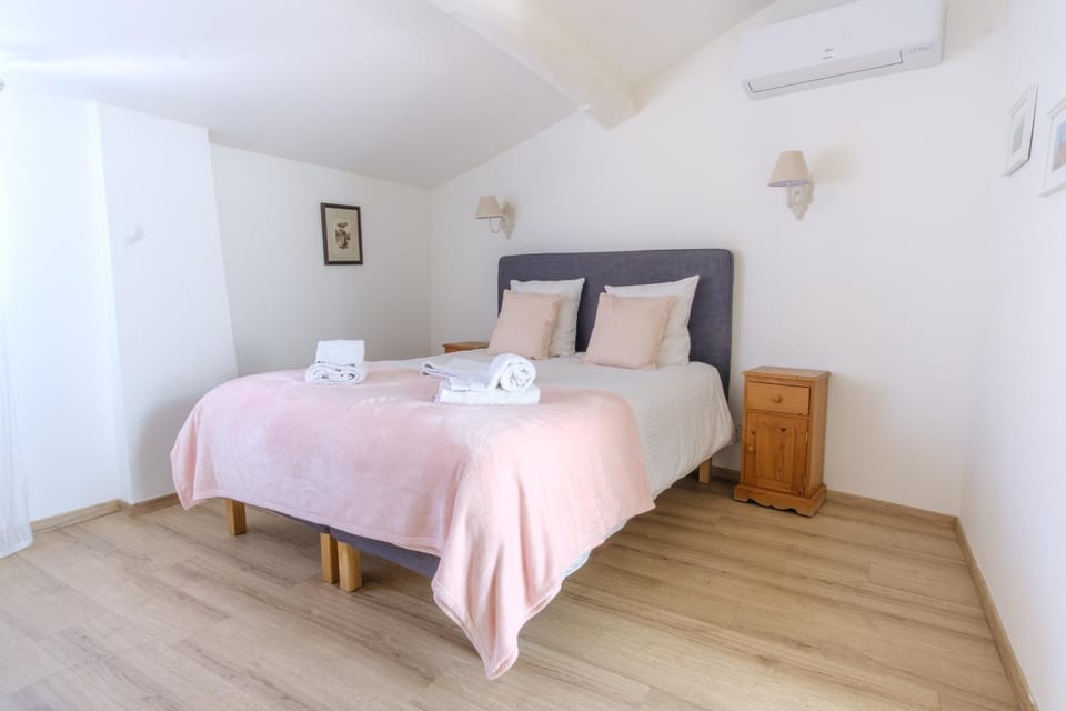 Bed, Photo of the whole room, Bedroom, towels, air conditioner