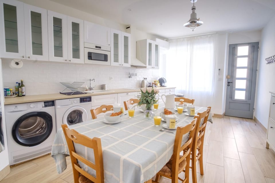Kitchen or kitchenette, Dining area, dishwasher, oven, washing machine, dryer