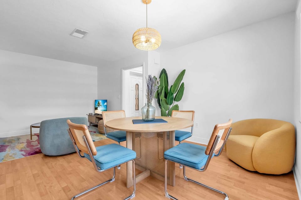 2 Queen Suites, St. Armands, Walk to Beach! Apartment in Lido Key