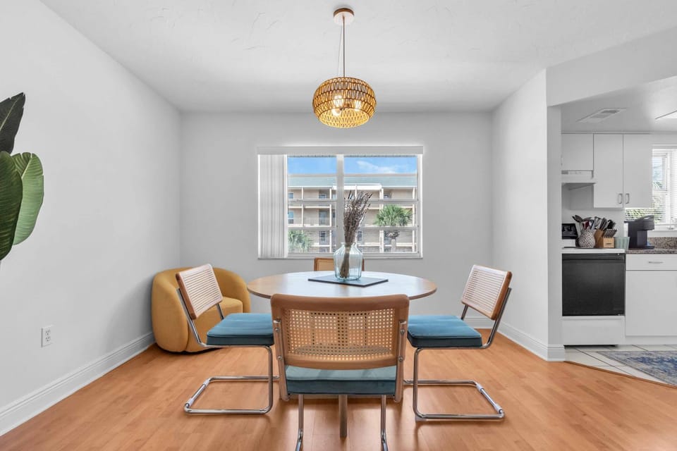 2 Queen Suites, St. Armands, Walk to Beach! Apartment in Lido Key