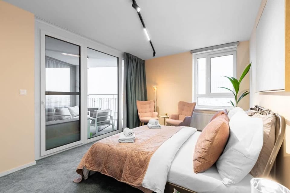 Bed, Seating area, Bedroom