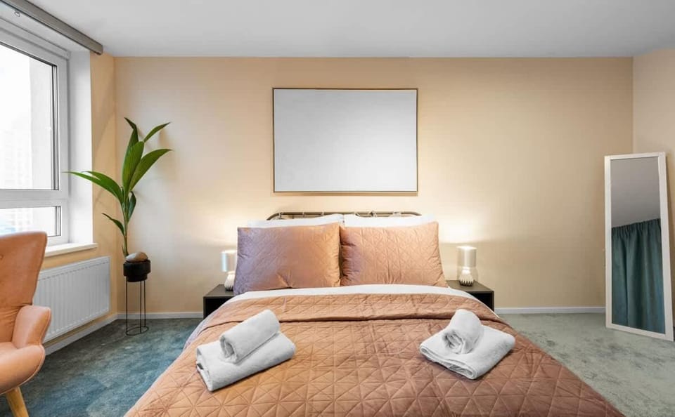 Bed, Photo of the whole room, Seating area, Bedroom