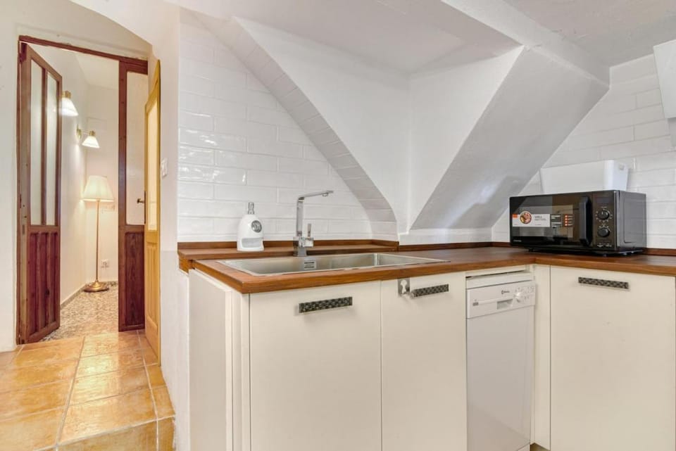 Kitchen or kitchenette, dishwasher