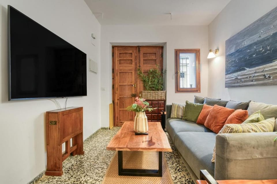 TV and multimedia, Living room, Seating area, Evening entertainment