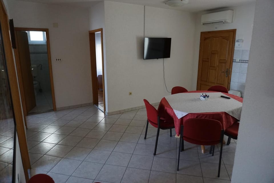TV and multimedia, Living room, Seating area, Dining area, Family, Family, Family, air conditioner