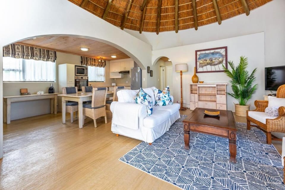 TV and multimedia, Kitchen or kitchenette, Living room, Seating area, Dining area