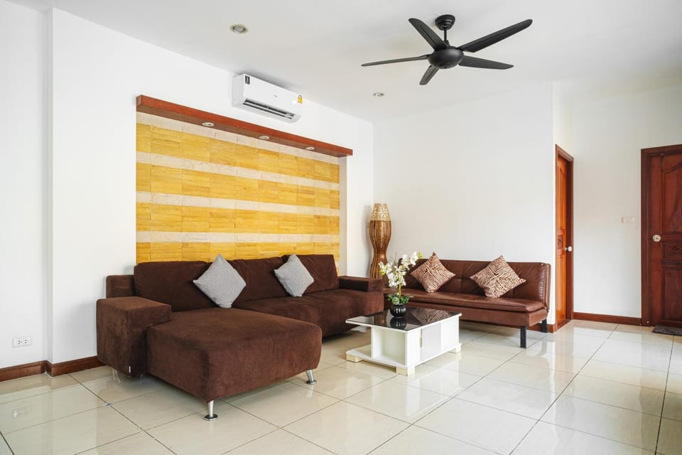 Living room, Seating area, air conditioner