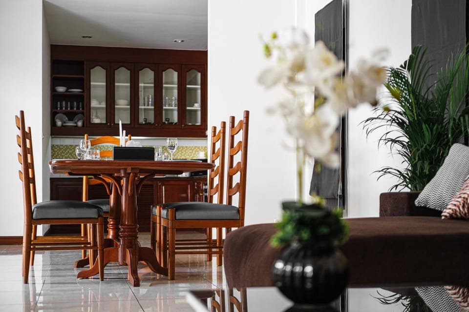 Seating area, Dining area