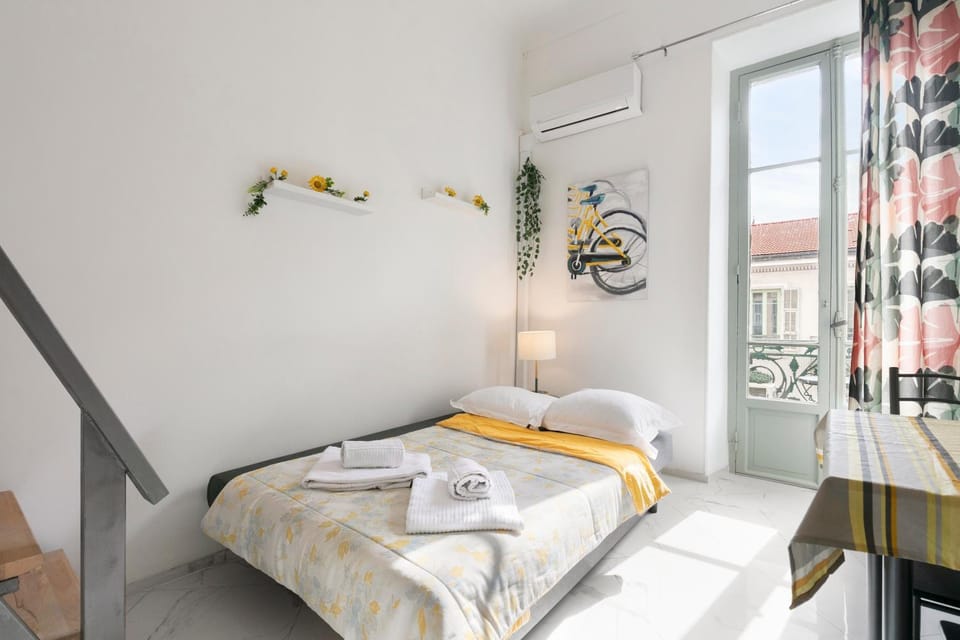 Bed, Bedroom, towels, air conditioner