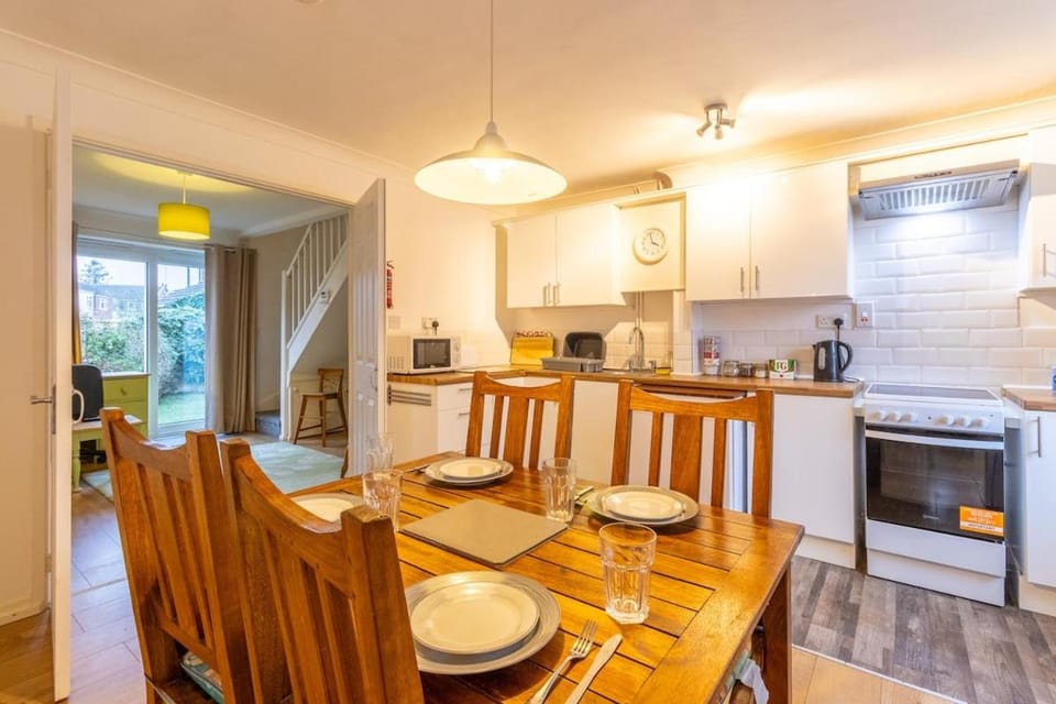 Coffee/tea facilities, Kitchen or kitchenette, Seating area, Dining area, stove, toaster