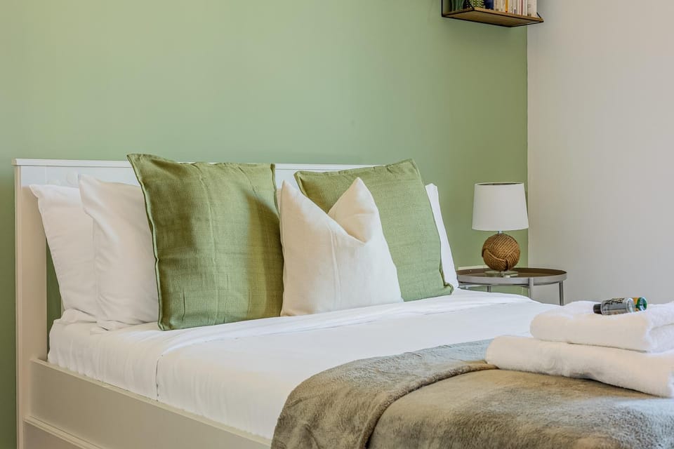 Bed, Bedroom, towels