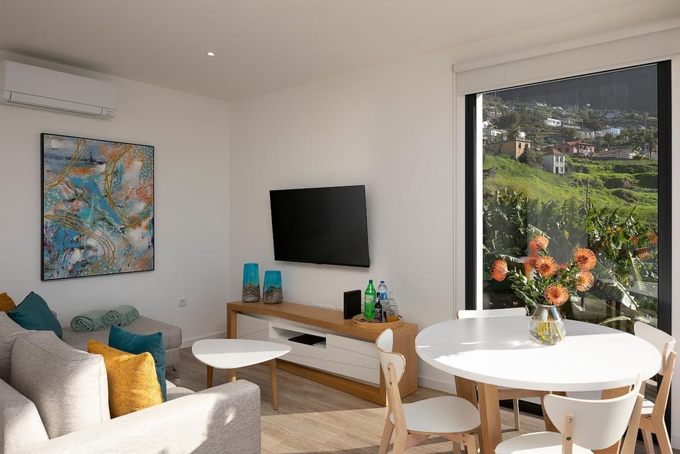 Communal lounge/ TV room, Living room, Dining area, air conditioner