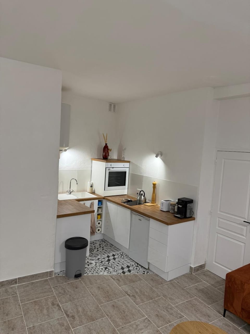 Kitchen or kitchenette