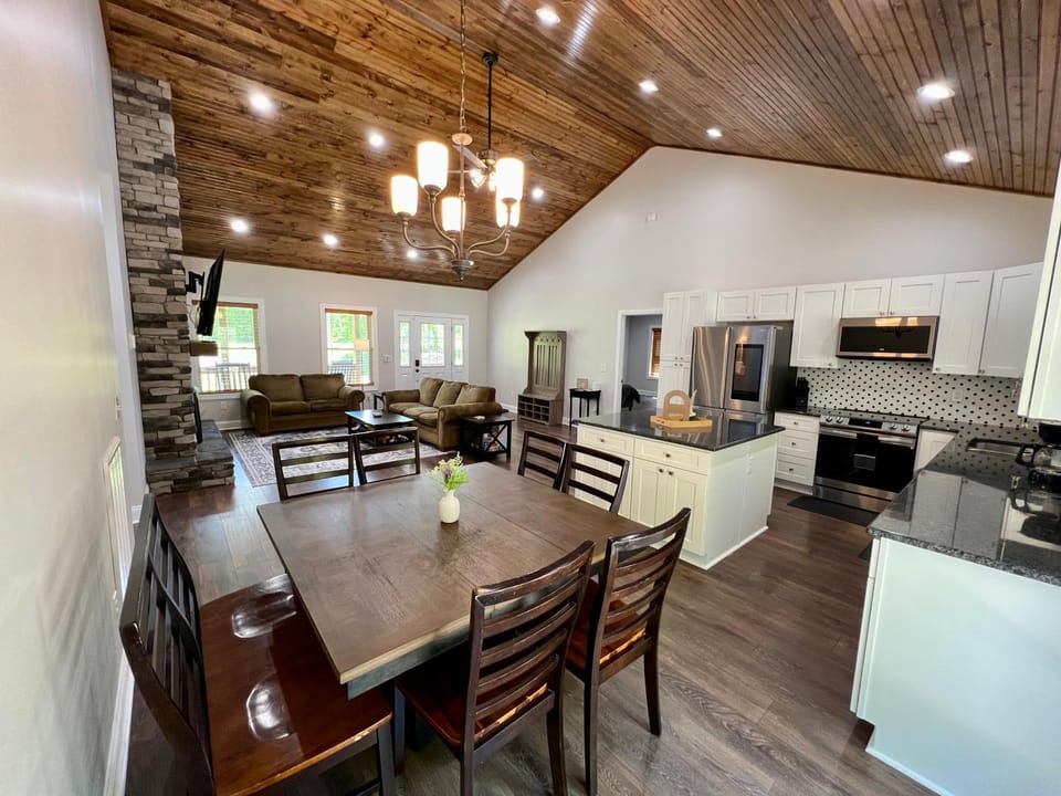 Kitchen or kitchenette, Dining area
