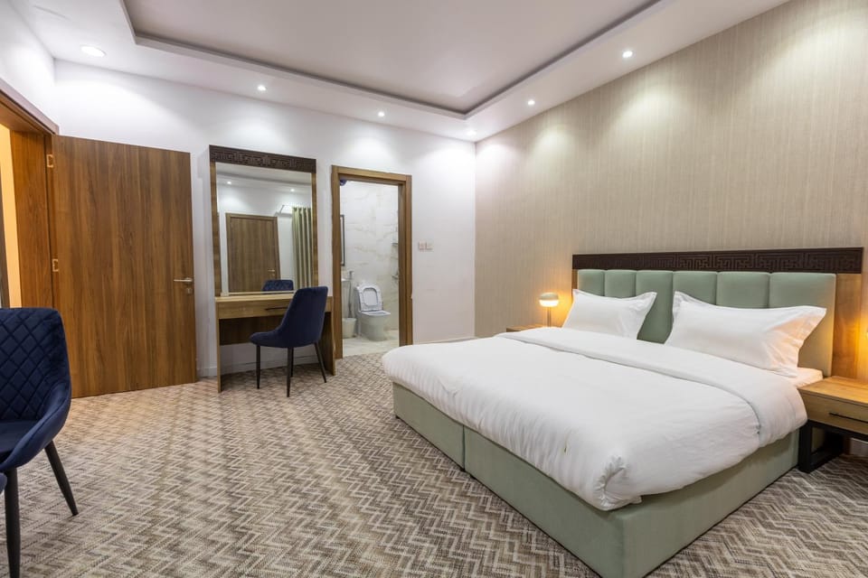 Bed, Photo of the whole room, Seating area, Bedroom