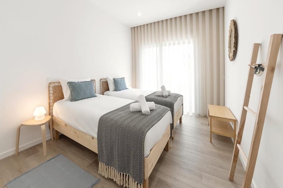 Bed, Decorative detail, Bedroom, towels
