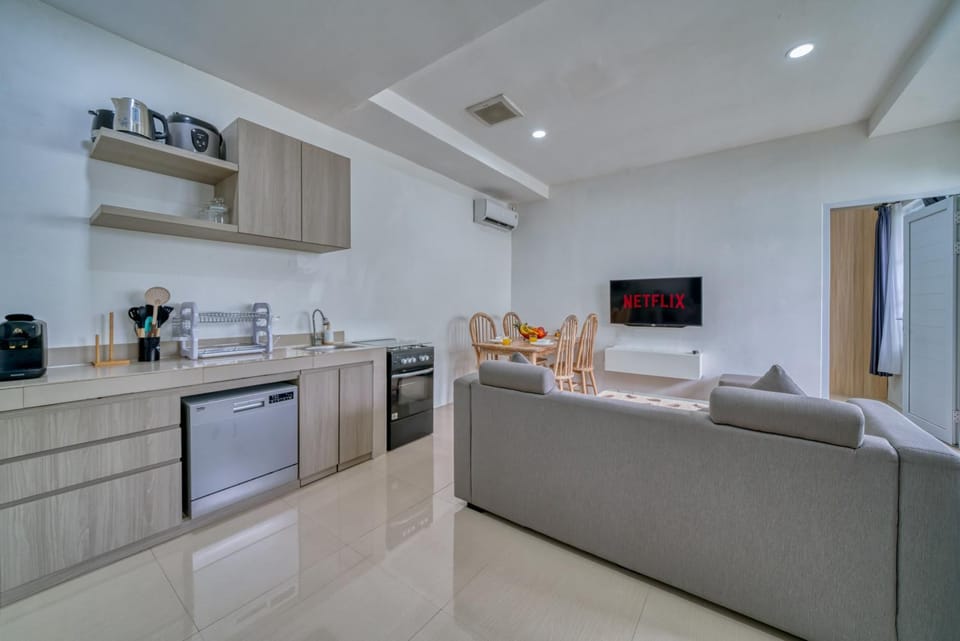 TV and multimedia, Coffee/tea facilities, Kitchen or kitchenette, Living room, oven, stove, toaster