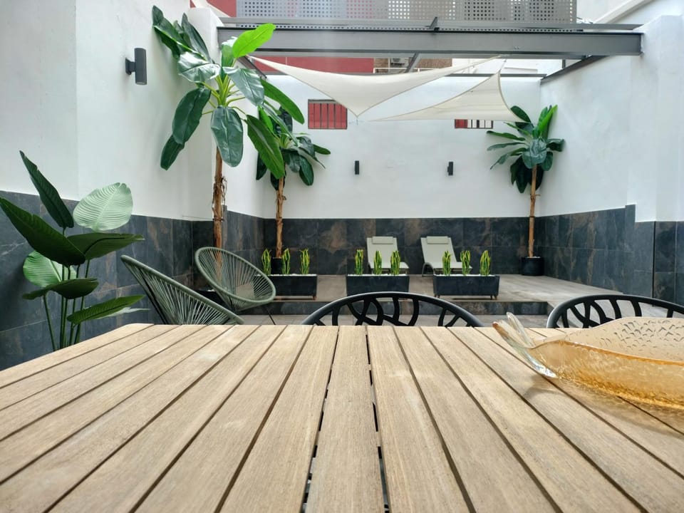 Patio, Day, Seating area, Dining area