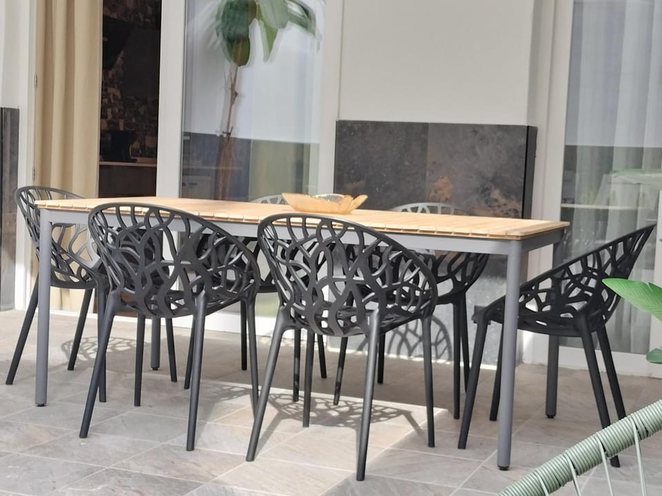 Patio, Day, Dining area