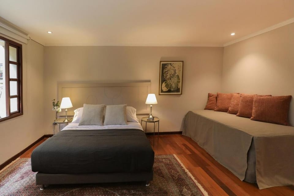 Bed, Living room, Photo of the whole room, Seating area, Bedroom