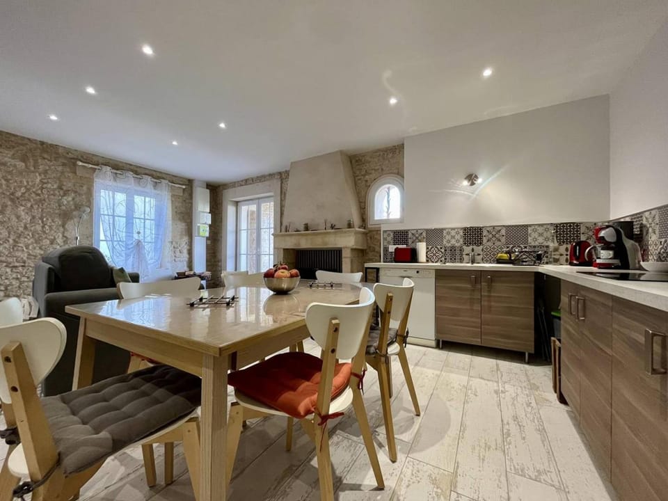 Kitchen or kitchenette, Dining area