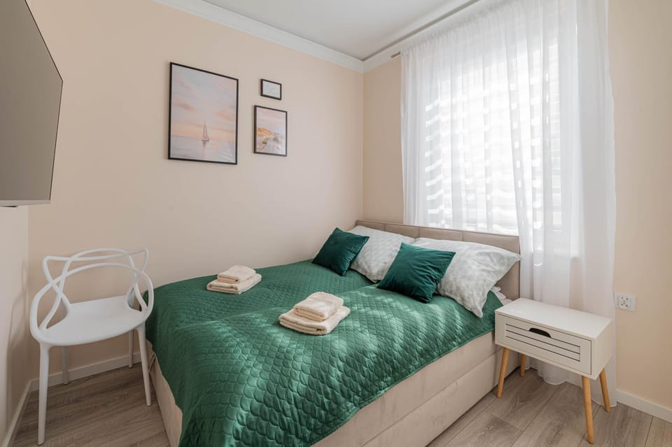 Bed, TV and multimedia, Bedroom, towels