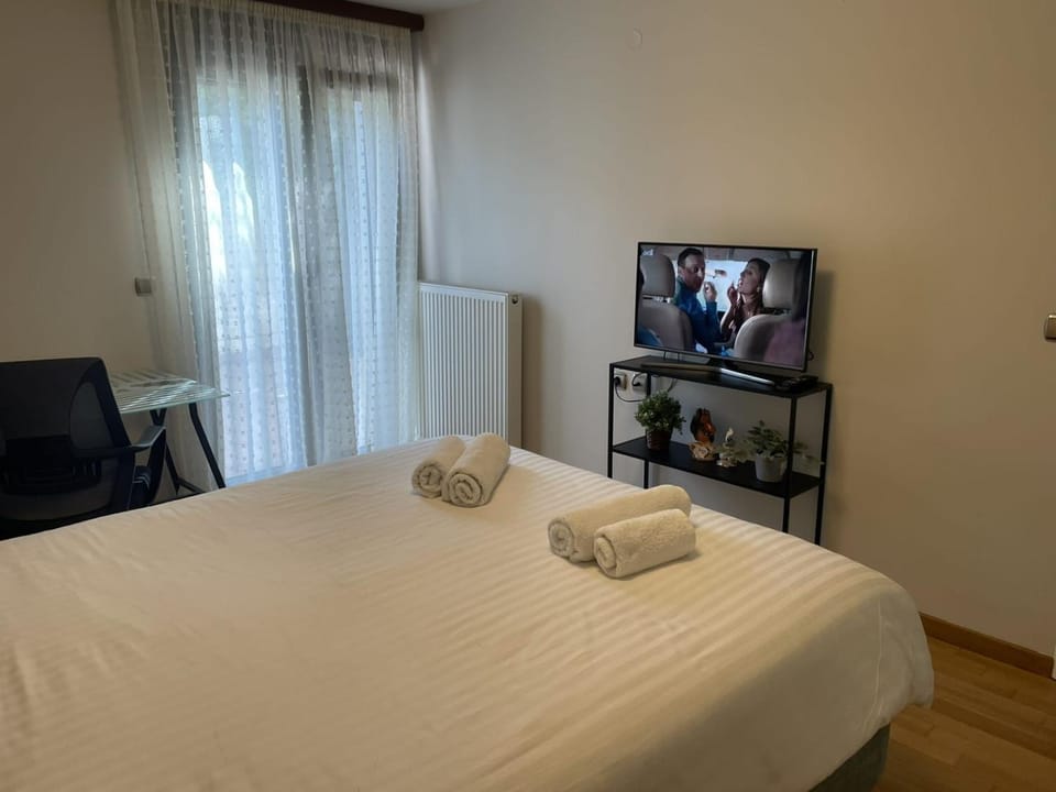 Bed, TV and multimedia, Photo of the whole room, Evening entertainment, Bedroom, towels