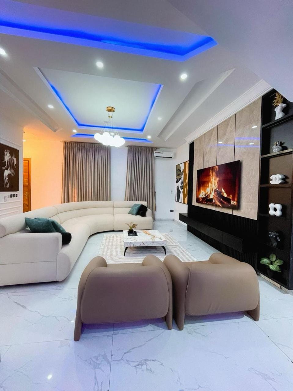 Communal lounge/ TV room, Living room, Photo of the whole room, Seating area, Evening entertainment