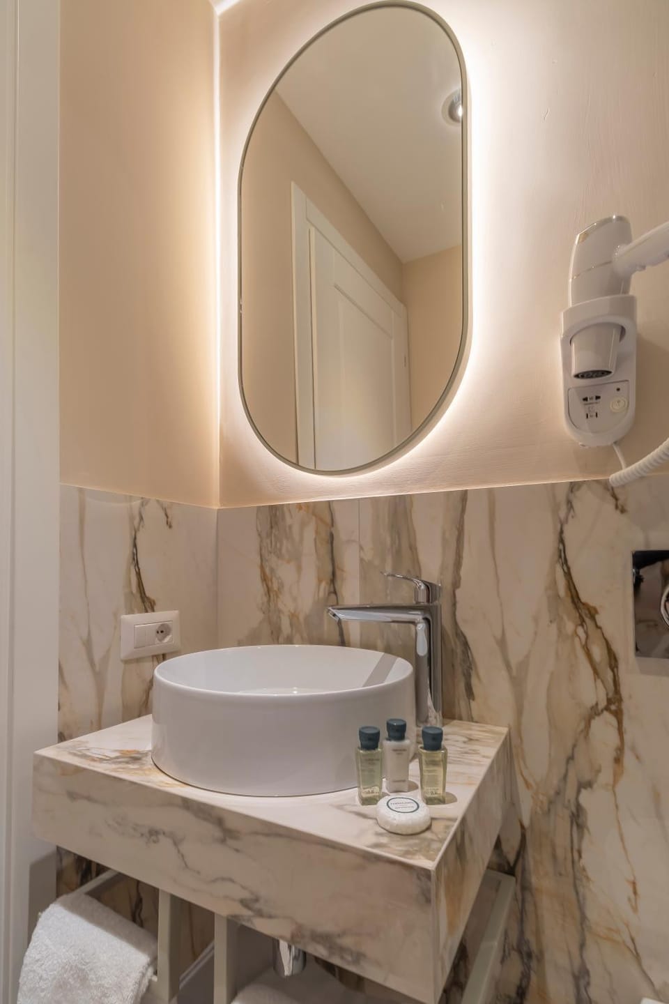 Bathroom, towels