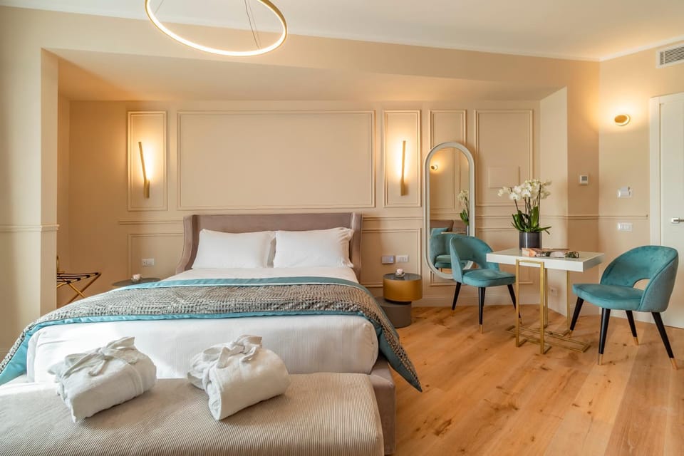 Bed, Photo of the whole room, Decorative detail, Bedroom