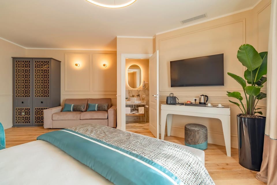 Bed, Bathroom, Photo of the whole room, Bedroom, wardrobe