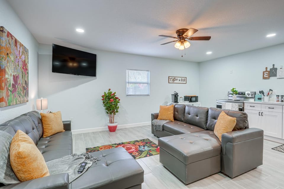Vibrant Tampa Home: Perfect for Long Stays! House in Lutz