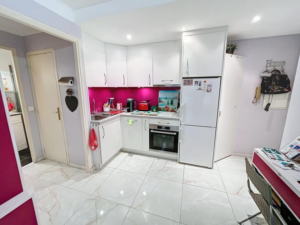 Kitchen or kitchenette, oven