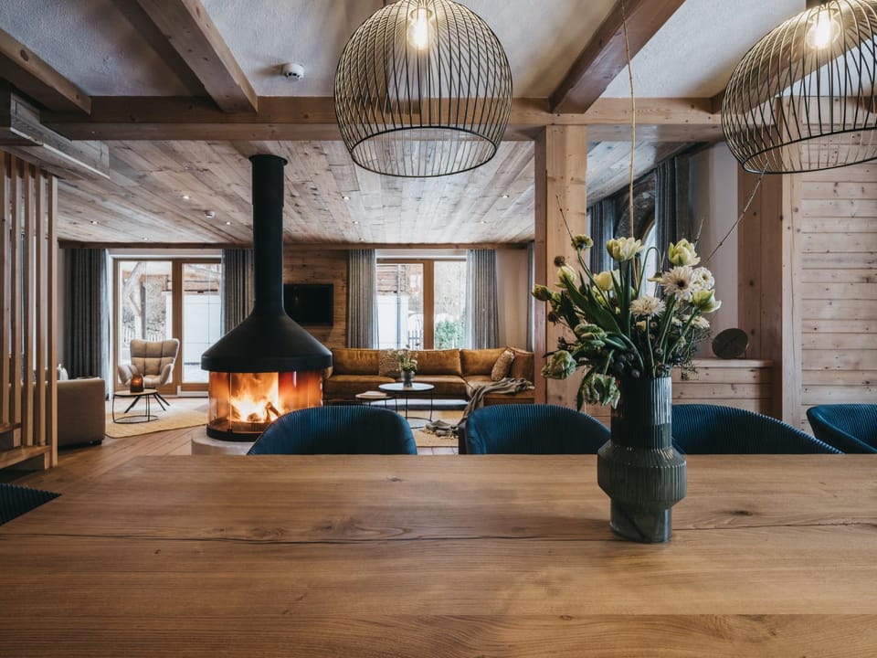 Seating area, fireplace