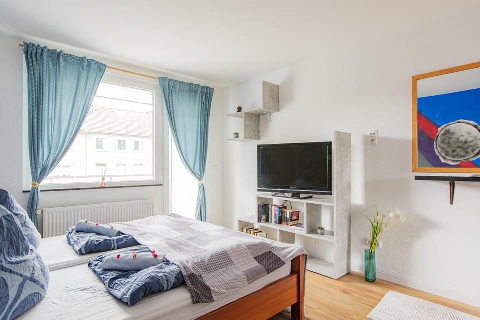 Bed, TV and multimedia, Photo of the whole room, Bedroom, towels