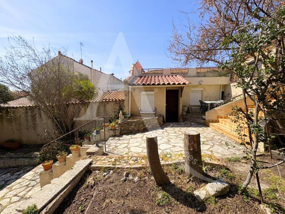 Property building, Facade/entrance, Off site