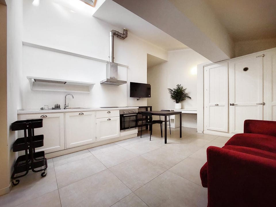 TV and multimedia, Kitchen or kitchenette, Living room, Seating area, Dining area, oven, stove