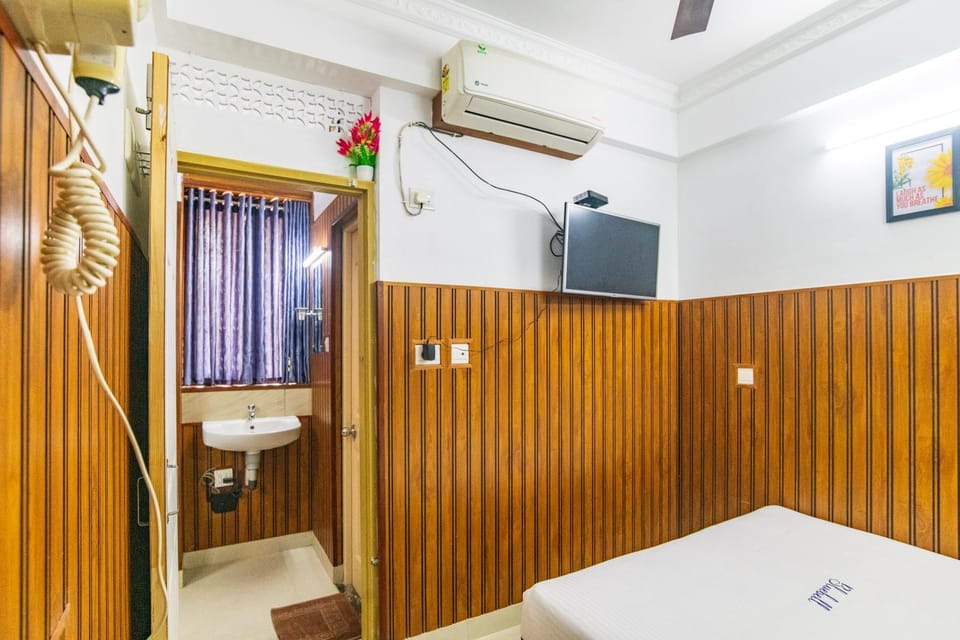 Bed, TV and multimedia, Photo of the whole room, Bedroom, towels, air conditioner