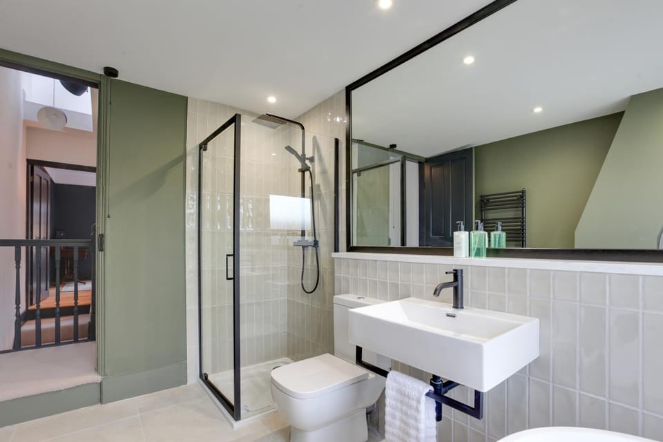 Shower, Toilet, Bathroom, Bath, towels