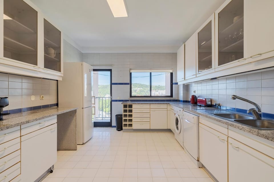Coffee/tea facilities, dishwasher, stove, toaster, washing machine, kitchen