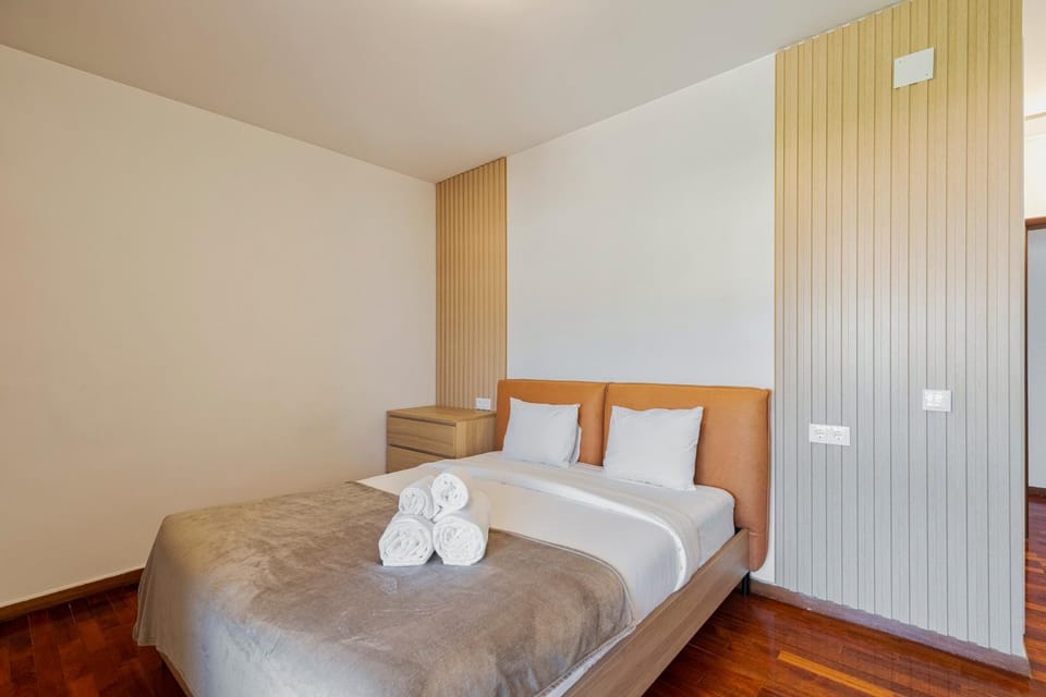 Bed, Photo of the whole room, Bedroom, towels