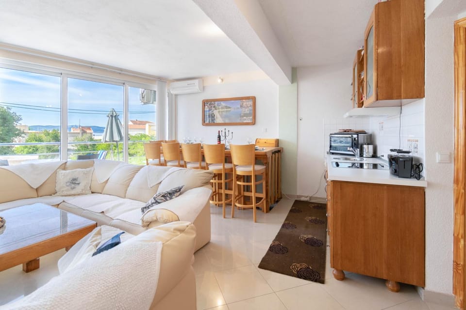 Kitchen or kitchenette, Seating area, stove, toaster