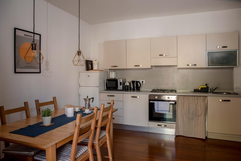 Coffee/tea facilities, Kitchen or kitchenette, Dining area, oven, stove, toaster