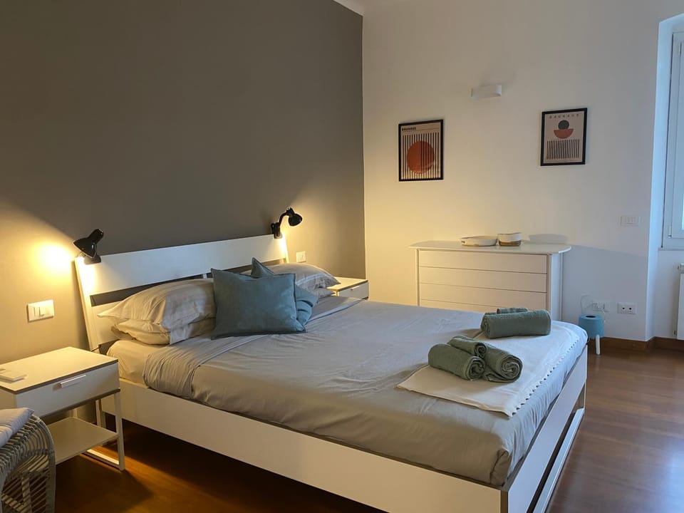 Bed, Bedroom, towels
