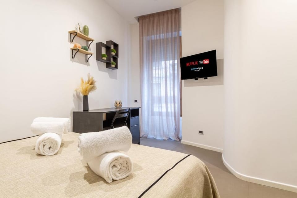 Bed, TV and multimedia, Bedroom, towels