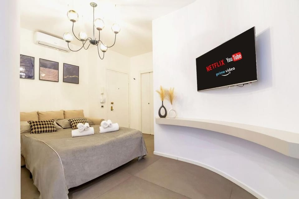 TV and multimedia, Living room, Photo of the whole room, Bedroom